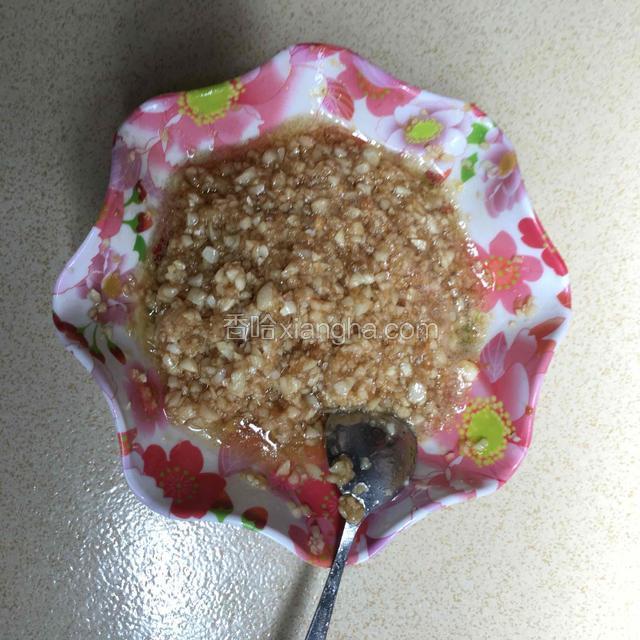 加少许盐.鸡粉.白糖.生抽.蚝油.油 .
拌匀均匀