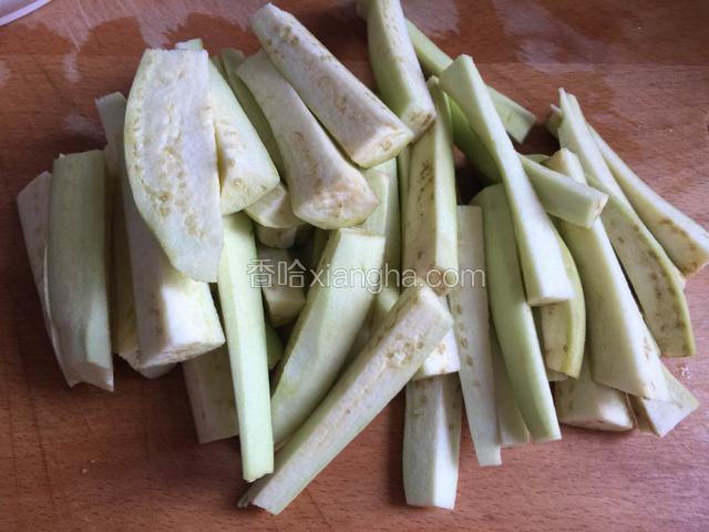 把茄子去皮洗净切成细成条。
