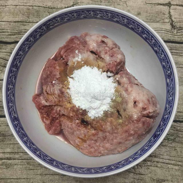 肉末加生粉、生抽，盐、白胡椒粉搅拌均匀