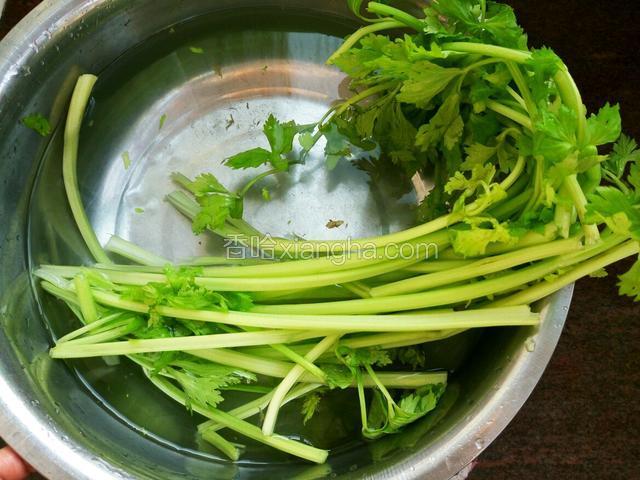 芹菜洗净 凉拌尽量选择芹菜芯 不要外面的那层老帮 