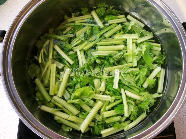 锅里烧热水 放少许油 把芹菜焯水