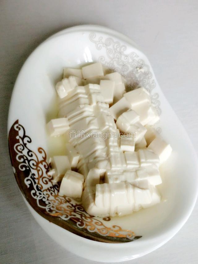 嫩豆腐一盒切小块！