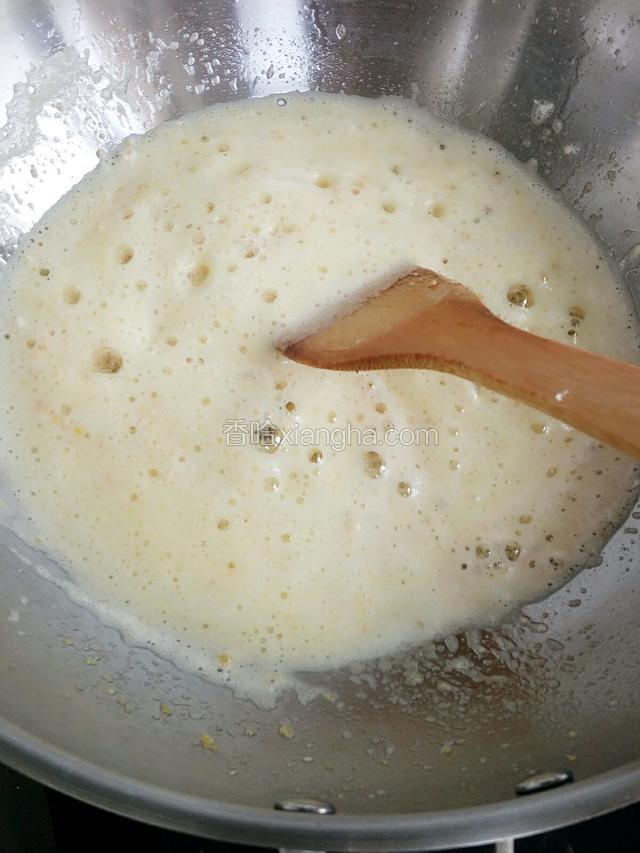 锅里放适量食用油烧热，下蛋黄煸炒！