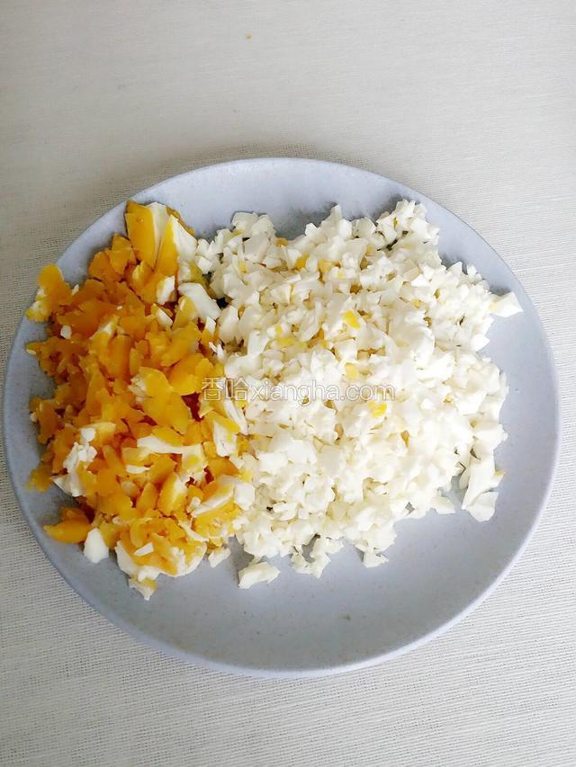 咸鸭蛋切碎！