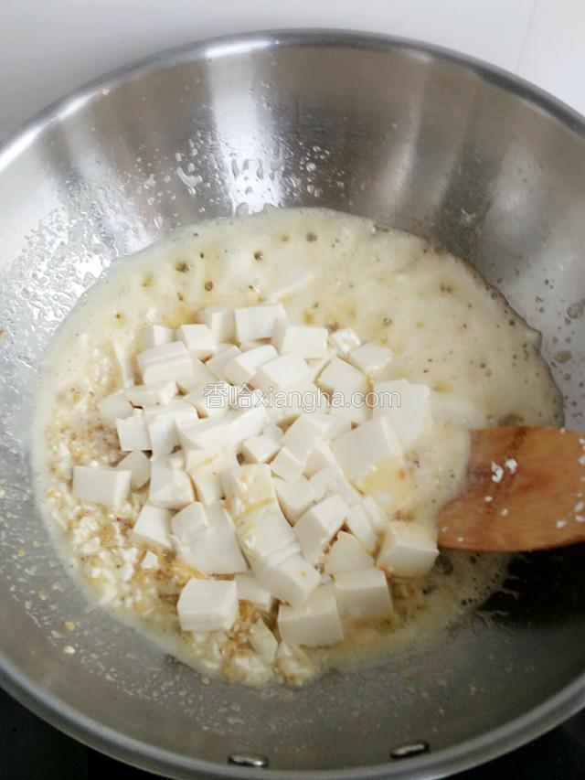 放入盒豆腐轻轻搅动，不要翻碎了！