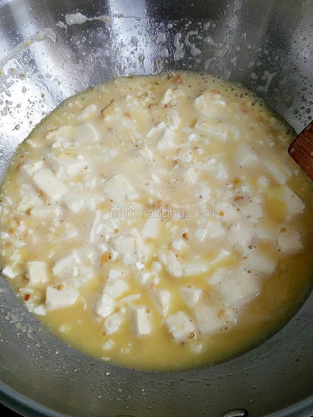 加适量清水炖一会，淋入少许水淀粉勾芡出锅！
