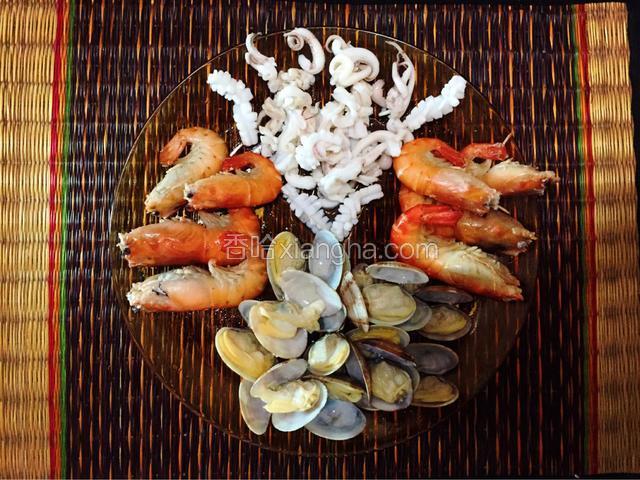 准备主料
大头虾、花蛤及鱿鱼等清洗后，与葱姜一同焯水，沥干备用
