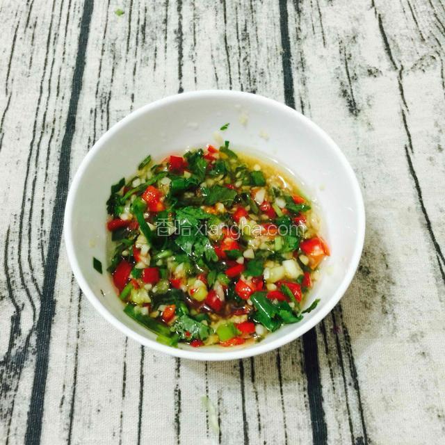 自制蒜蓉酱
把蒜蓉，香菜，红椒粒，一半葱花，加进适量食用油，盐，适量生抽和一包公仔面的海鲜调味剂。一起搅拌均匀。