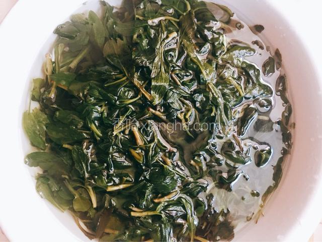 麻菜是我今年春天採来，开水烫熟放冷冻的，先用清水化冰，染半小时