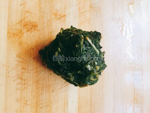 双手捏干水分备用