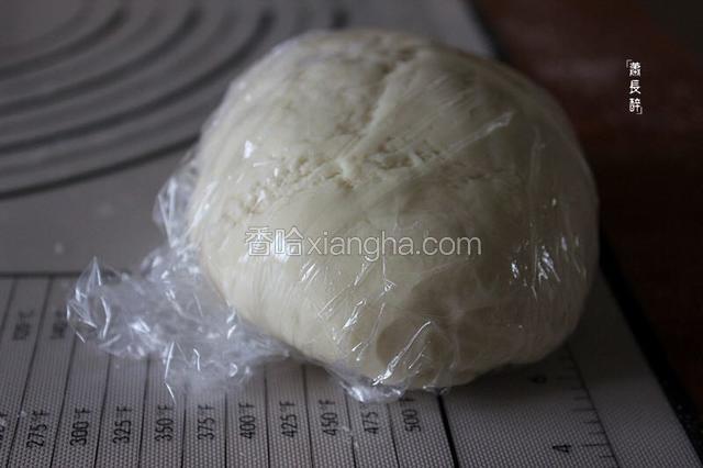 面团包上保鲜膜，静止醒面30分钟。