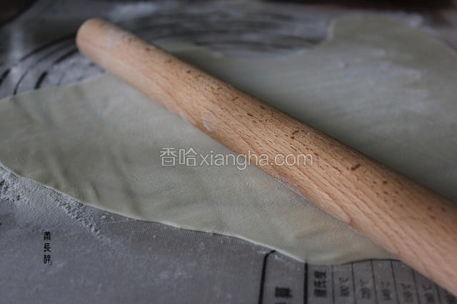 面团醒好，擀成薄薄的面皮，两面撒适量面粉。