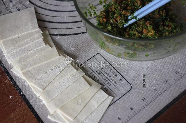小馄饨皮制作完成。