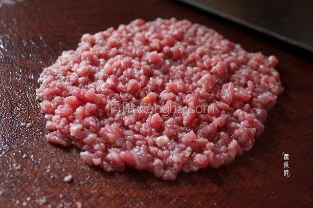 牛肉剁碎成泥。