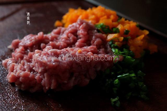 将胡萝卜末香葱末和牛肉泥混合。