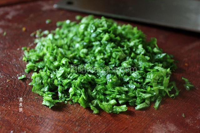 生菜叶切成细末。