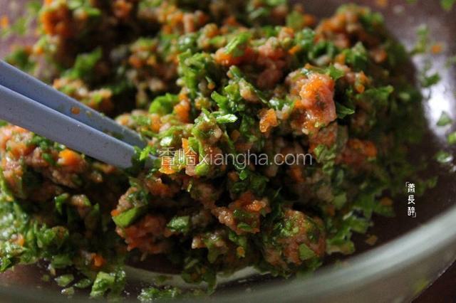顺同一方向搅拌均匀，馅料制作完成。