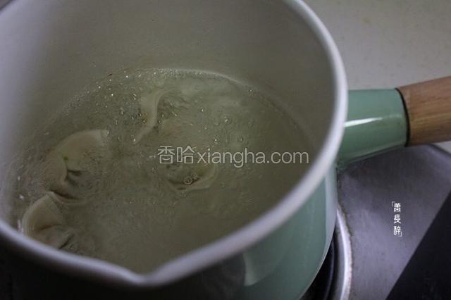 起锅烧水，水开后放入馄饨，用筷子轻搅防粘锅，至烧沸，加入少许冷水再继续煮。