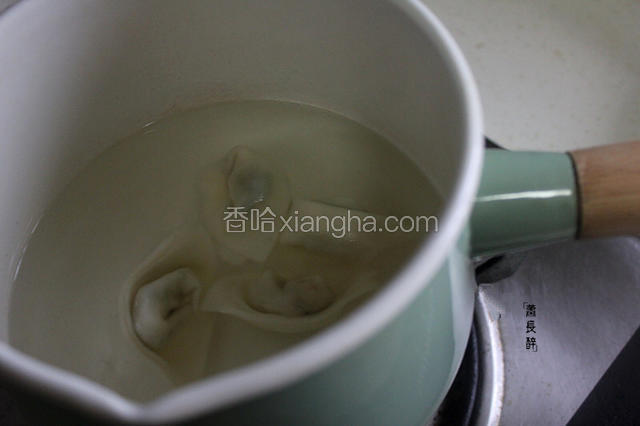 如此三次，烧沸后小馄饨就煮透了。