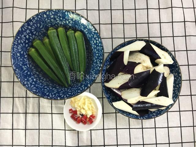 将茄子洗净滚刀切（用盐戳揉洗），不用去皮。蒜剁小块，小米椒切小丁。