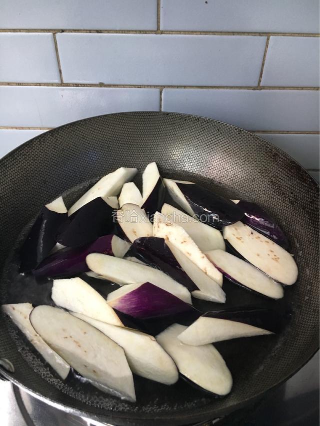 放入茄子，上锅盖，煮三分钟