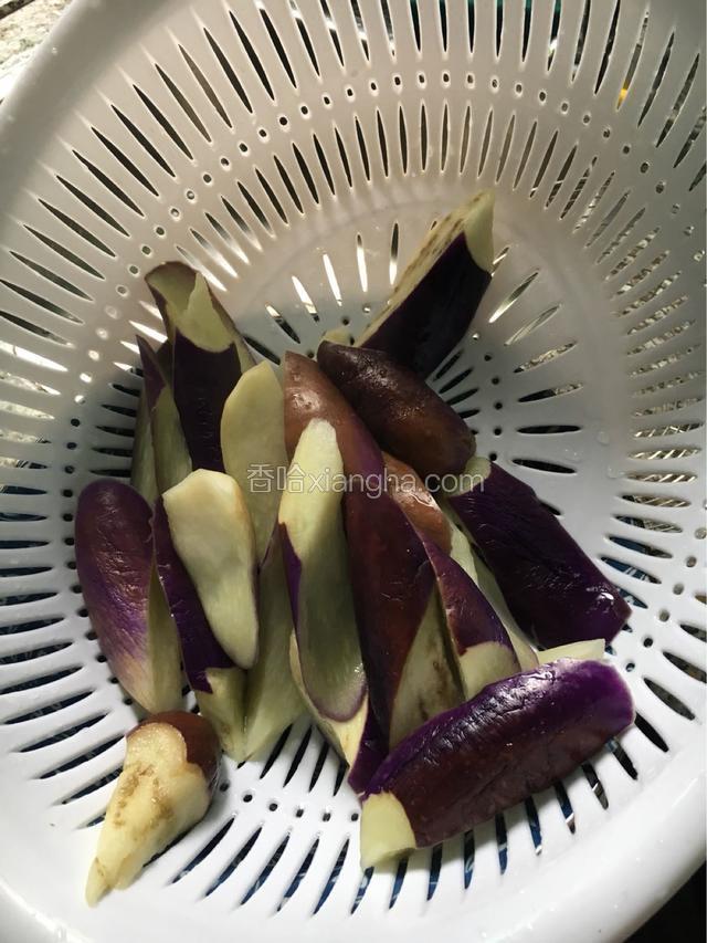 出锅，冷水冲。沥干水分