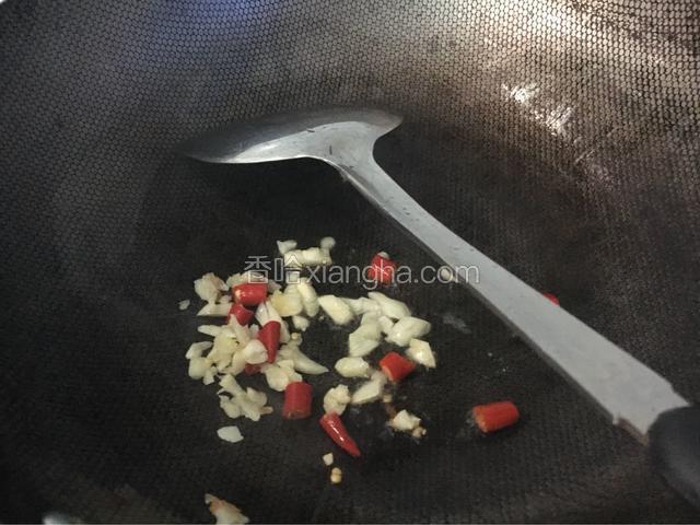 热油热锅，爆蒜和小米椒