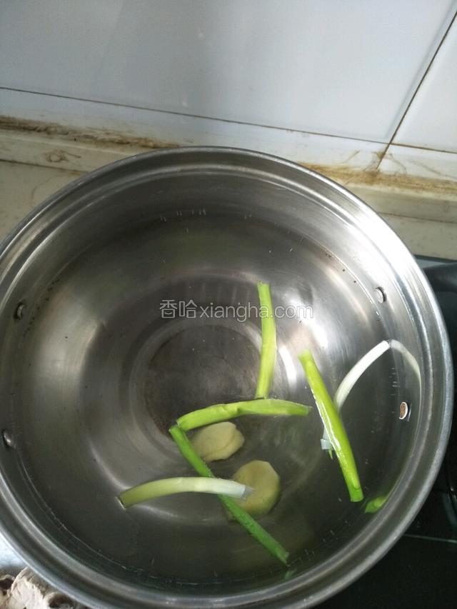 另准备水放入生姜葱煮开