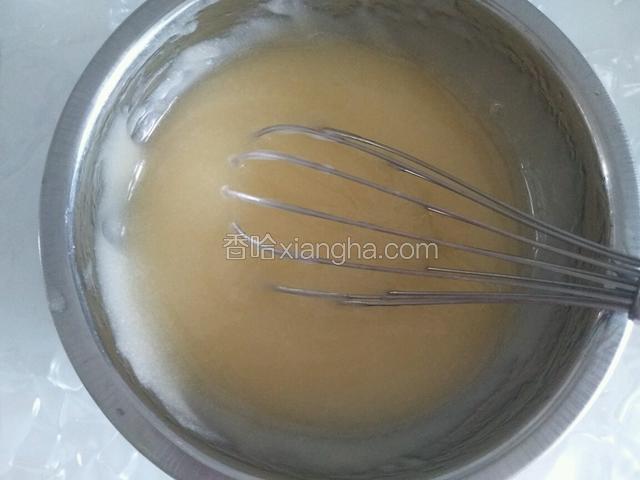 分多次加入色拉油，慢慢一点一点的加入，搅拌均匀