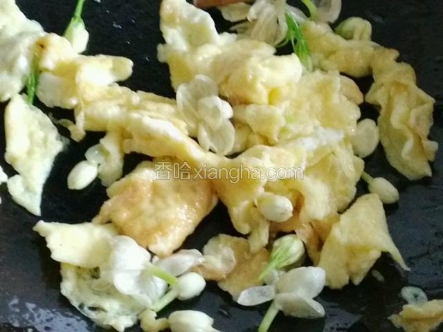 加入茉莉花炒一分钟出锅即食