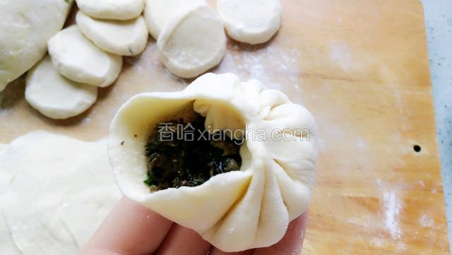 右手用拇指和食指配合捏一个褶子，拇指不动，食指再捏一个褶子，两个褶子捏一起，以此类推，一直至快合拢。