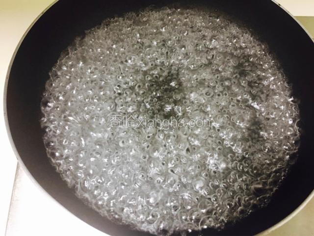 锅中烧开水