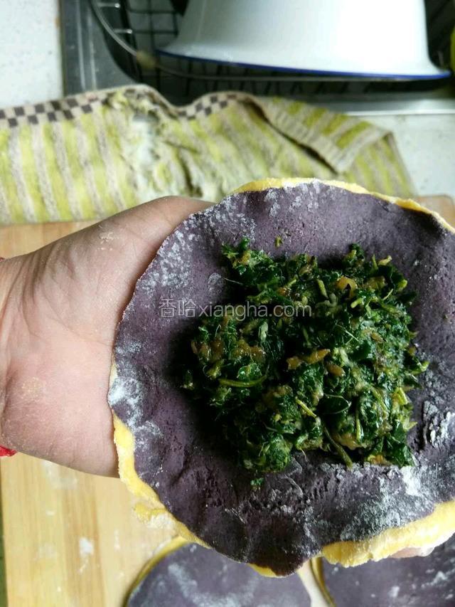 然后和平常包包子一样包入陷料，