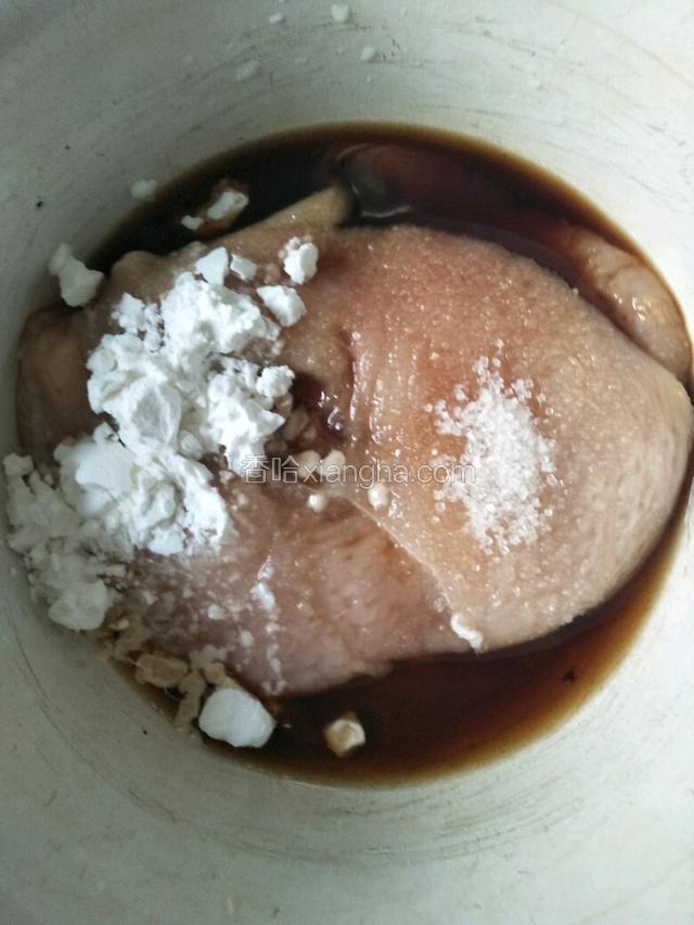 放入大碗中加盐，料酒，生抽，淀粉