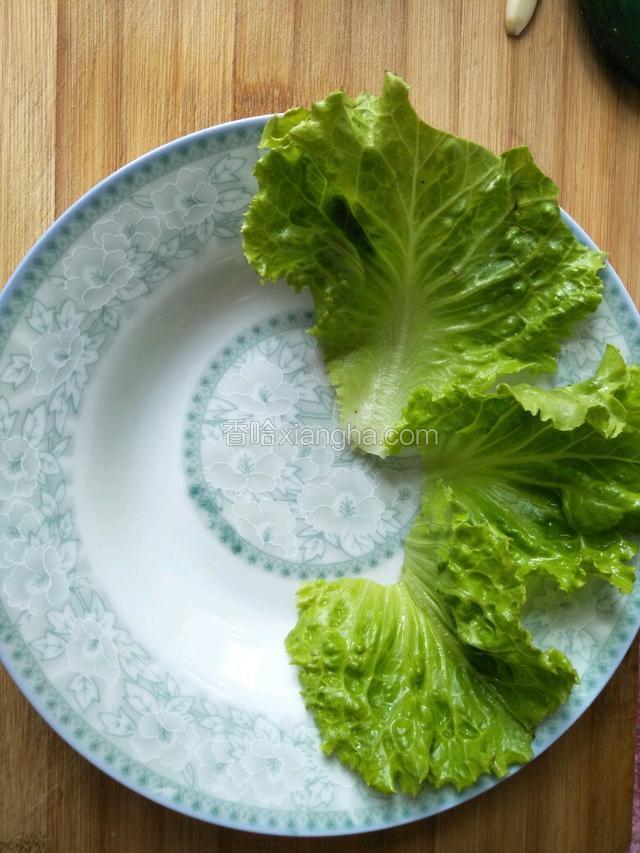 准备一个盘子放几片生菜叶