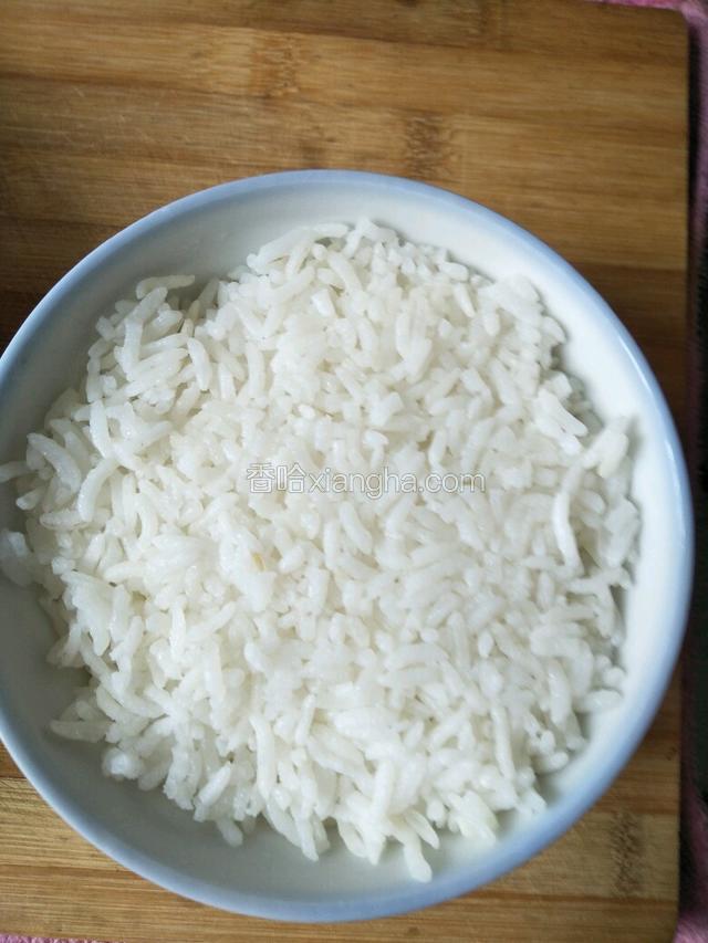 碗中盛入米饭压实
