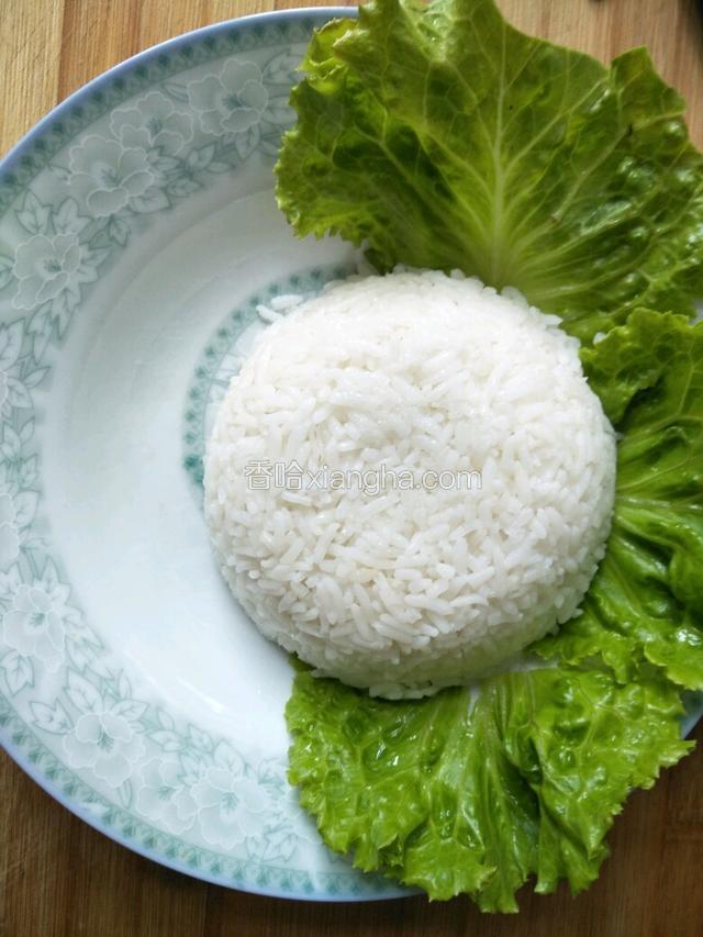 倒扣在盘中