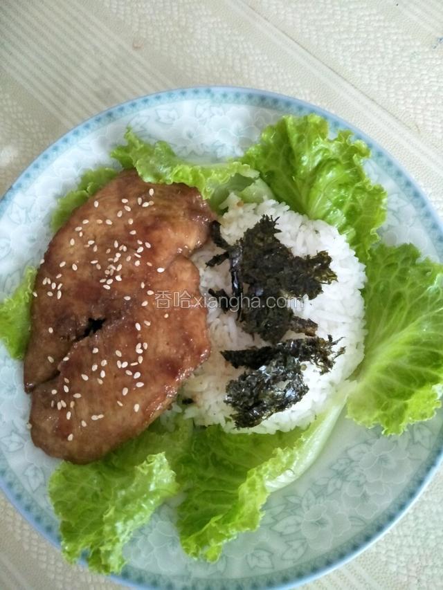 把鸡排肉放边上，撒上熟芝麻，海苔撕碎放米饭上