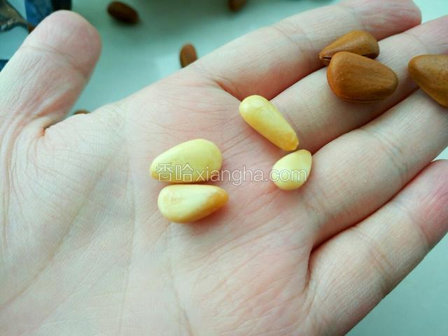 就是剥的时候比较费时间 当然买现成的松子仁做菜最好 买的时候一定要尝尝 剥好的干果都非常容易氧化 就是俗话说的哈啦味
