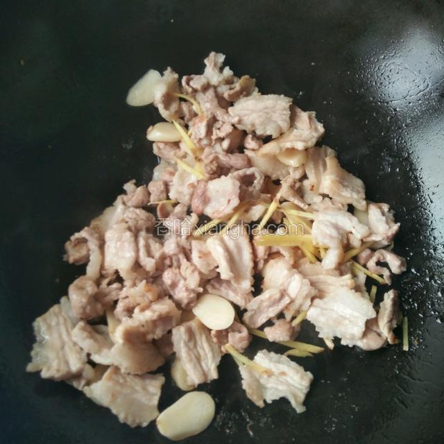 炒到变色后加入料酒和姜丝中火煸出油