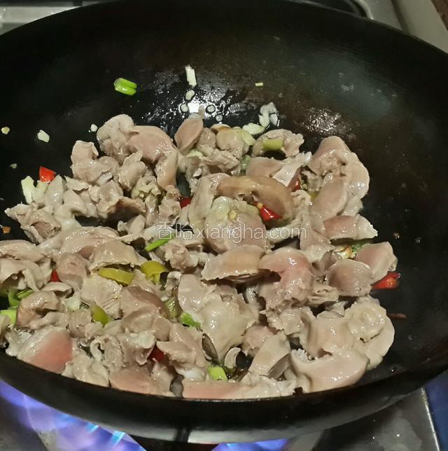 下入鸡胗大火爆炒。