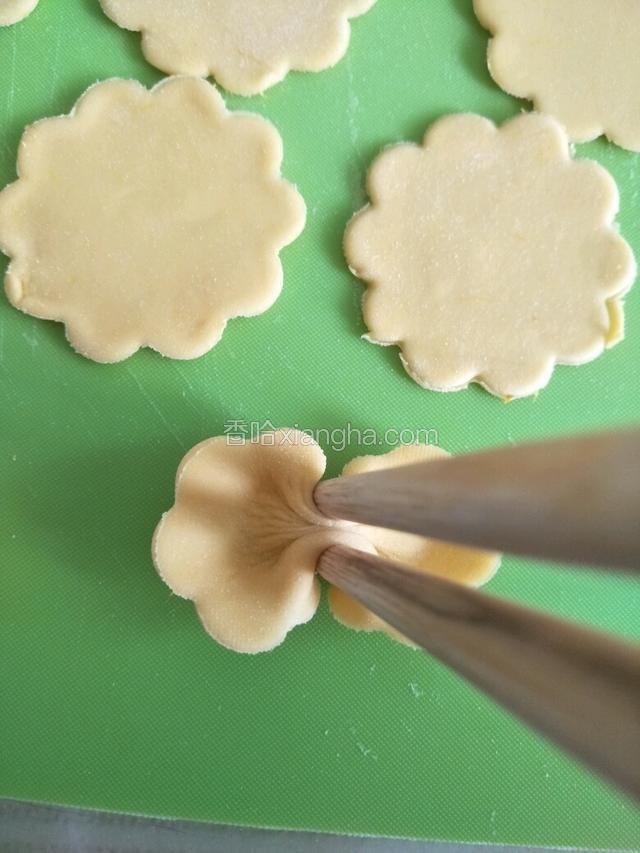 上下向中间夹在一起