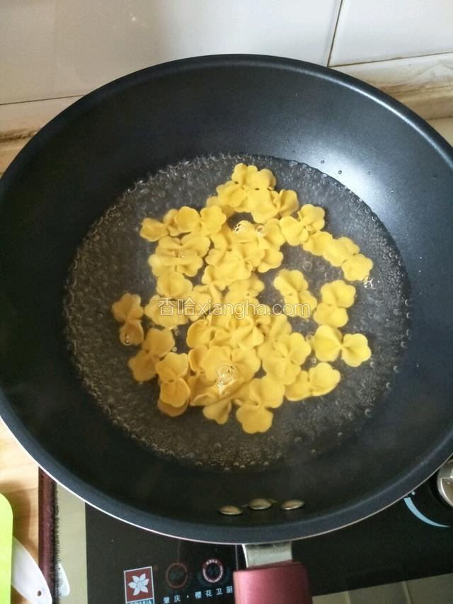 锅中煮熟
