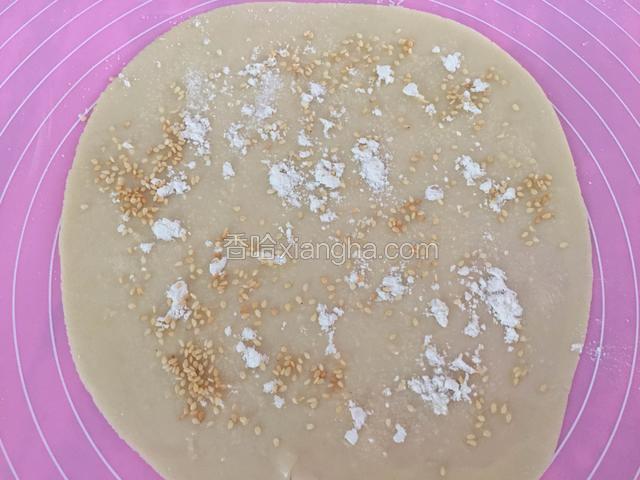 撒上少许炒熟的白芝麻；