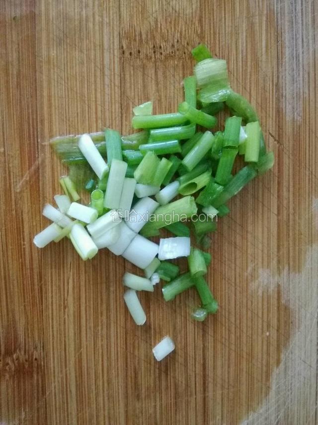 香葱洗净，切碎即可