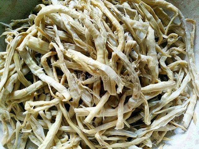 干竹笋提前用水泡制5个小时左右，在用铁锅加水煮30分钟左右捞出洗净