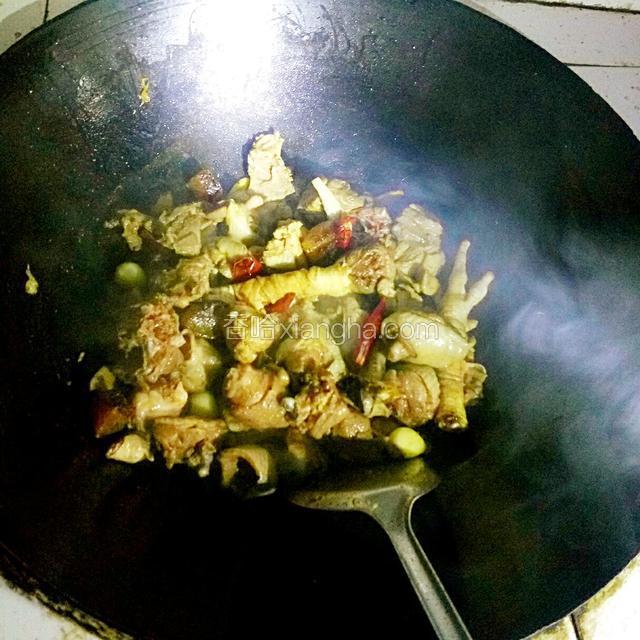 把腊肥肉切成小块，先放在锅里炒出油，在倒入腌制好的鸡块，加干辣椒，蒜一起翻炒到鸡肉里面的水分干，出香味就可以了，