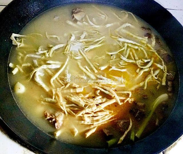 锅里的鸡肉炖制20分钟左右就倒入洗净的笋干继续中火炖制50分钟【如果不是土鸡，就炖的时间没那么久，这个可以根据鸡肉的质量定时间】