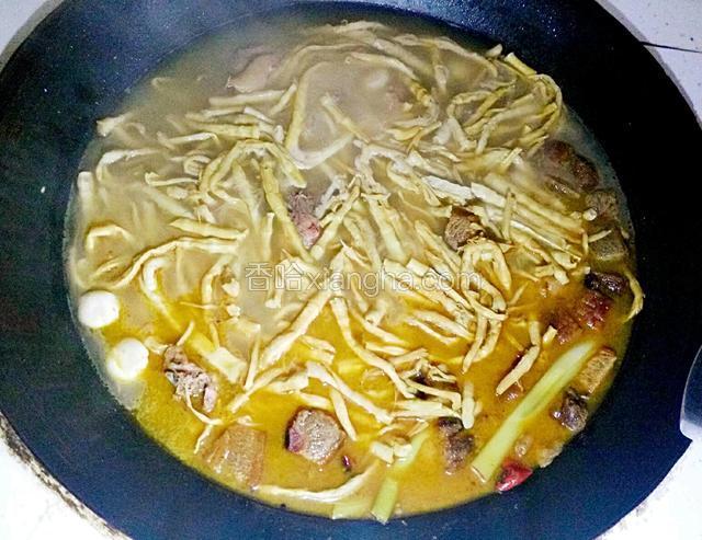 锅里鸡肉熟了，笋干软了就可以了