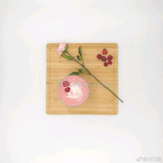草莓+酸奶+饮用水+蜂蜜，搅拌机搅拌
芒果+香蕉+冰块，搅拌机搅拌
分层次装杯即可。（咳咳，这个还是需要技术的）